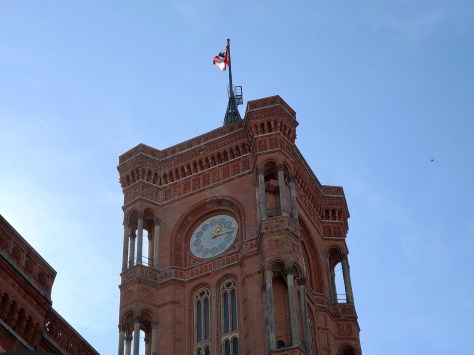 Rotes Rathaus met vlag.jpg